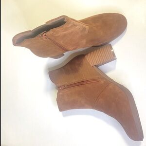 Clarks Women's Tan Seude Ankle Booties size 7.5 Brand New/Never Worn!!!